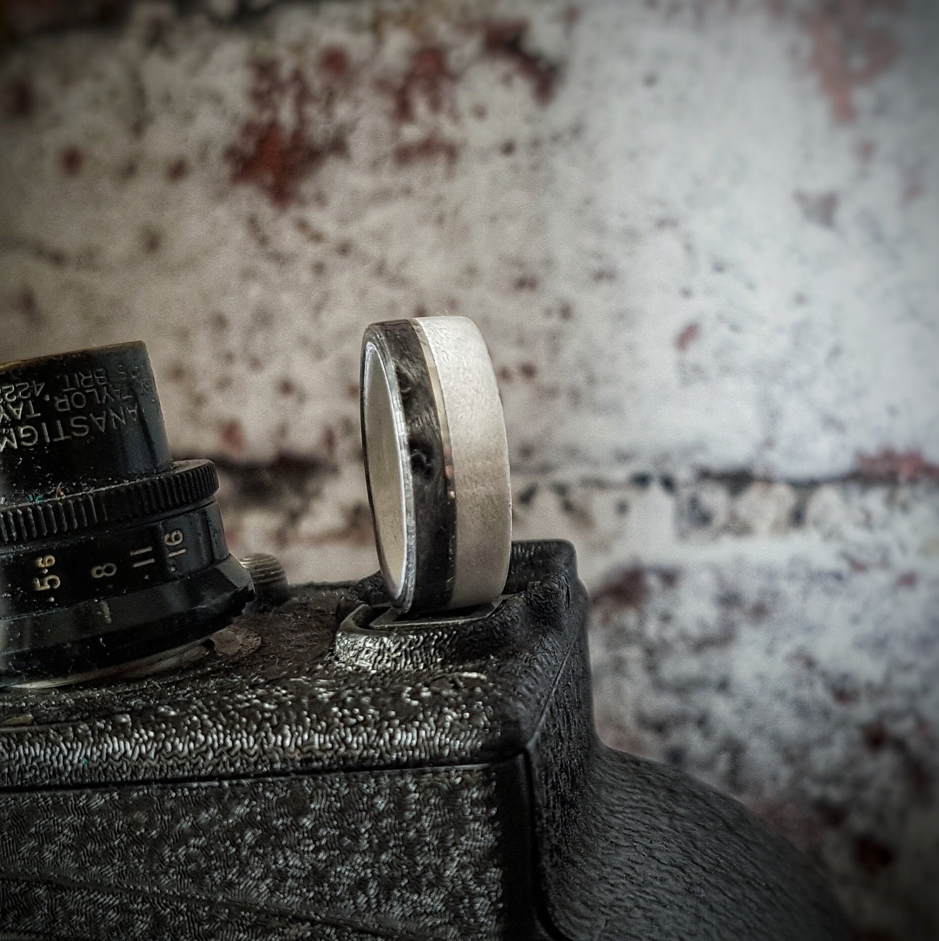 Grauer Und Weißer Ahorn Ring Mit Eingelegtem Silberdraht - Verlobungsring Herrenring Frauenring Ehering von GMWoodStock