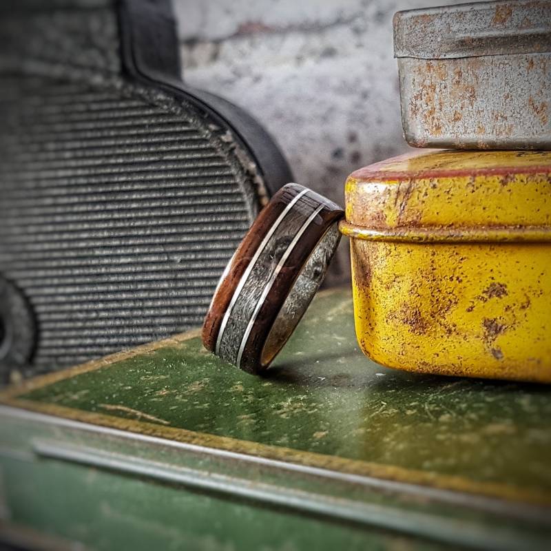 Handgefertigter Ehering Aus Ahorn Und Ebenholz Mit Sterlingsilber-Inlays von GMWoodStock