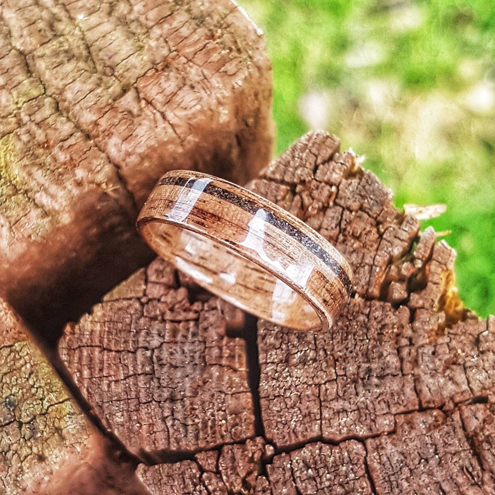 Handgemachter Nussbaumring Mit Onyx Inlay Und Altholz Ehering von GMWoodStock