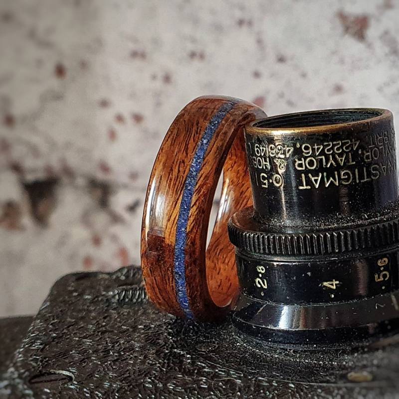 Santos Palisander Trauring Mit Feinem Crushed Lapis Lazuli Inlay - Jahrestagsgeschenk Jubiläumsgeschenk von GMWoodStock