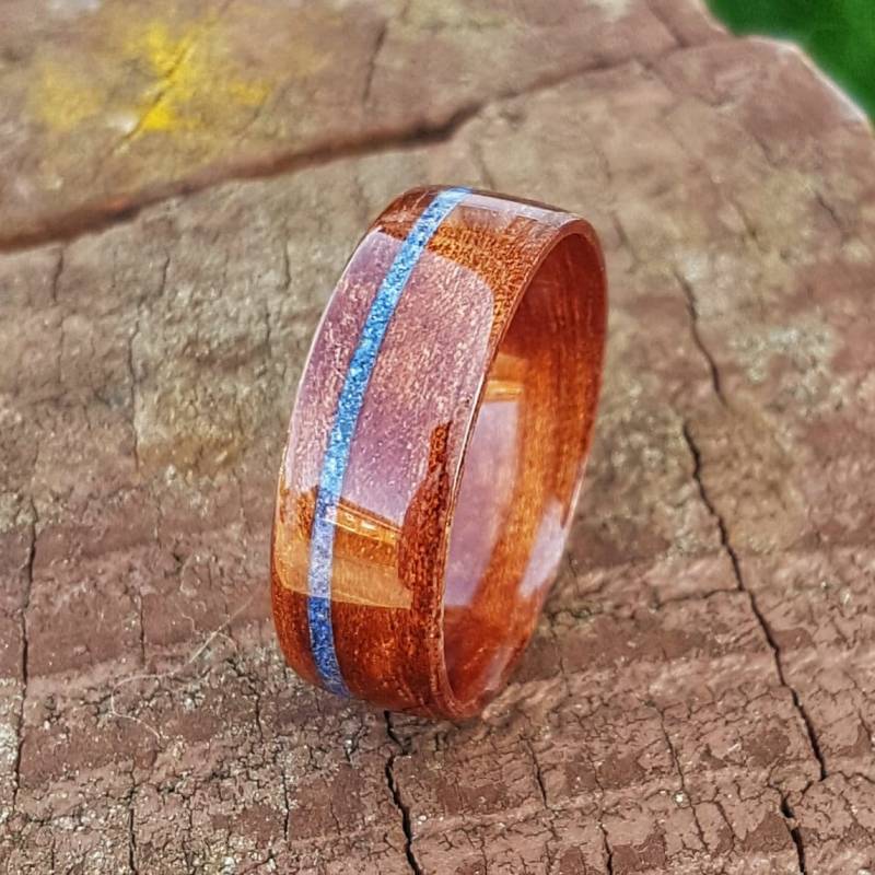 Trauring Aus Geflammtem Mahagoni Bugholz Mit Feiner Einlegearbeit Lapis Lazuli von GMWoodStock