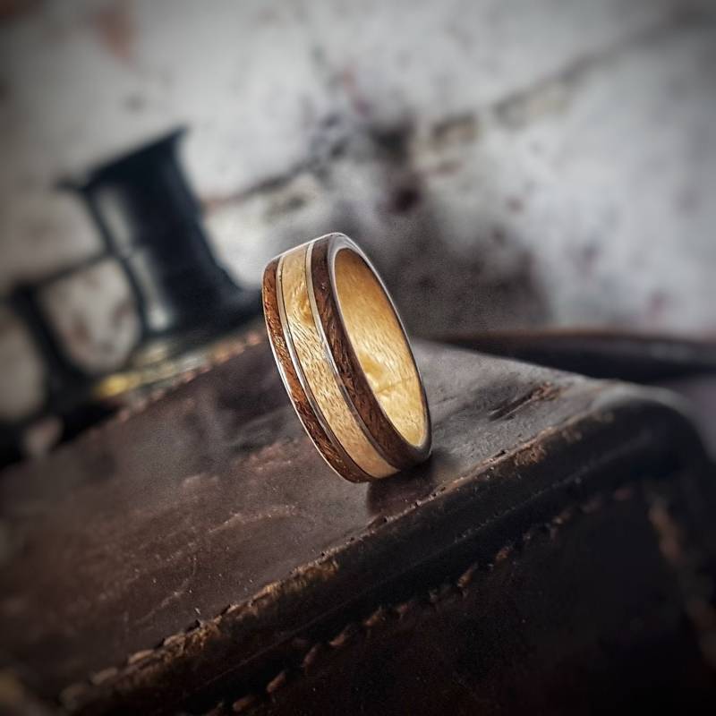 Vogelaugenahorn Und Imbuia Maserholz Bentwood Ehering Mit Stirling-Silber-Inlays von GMWoodStock