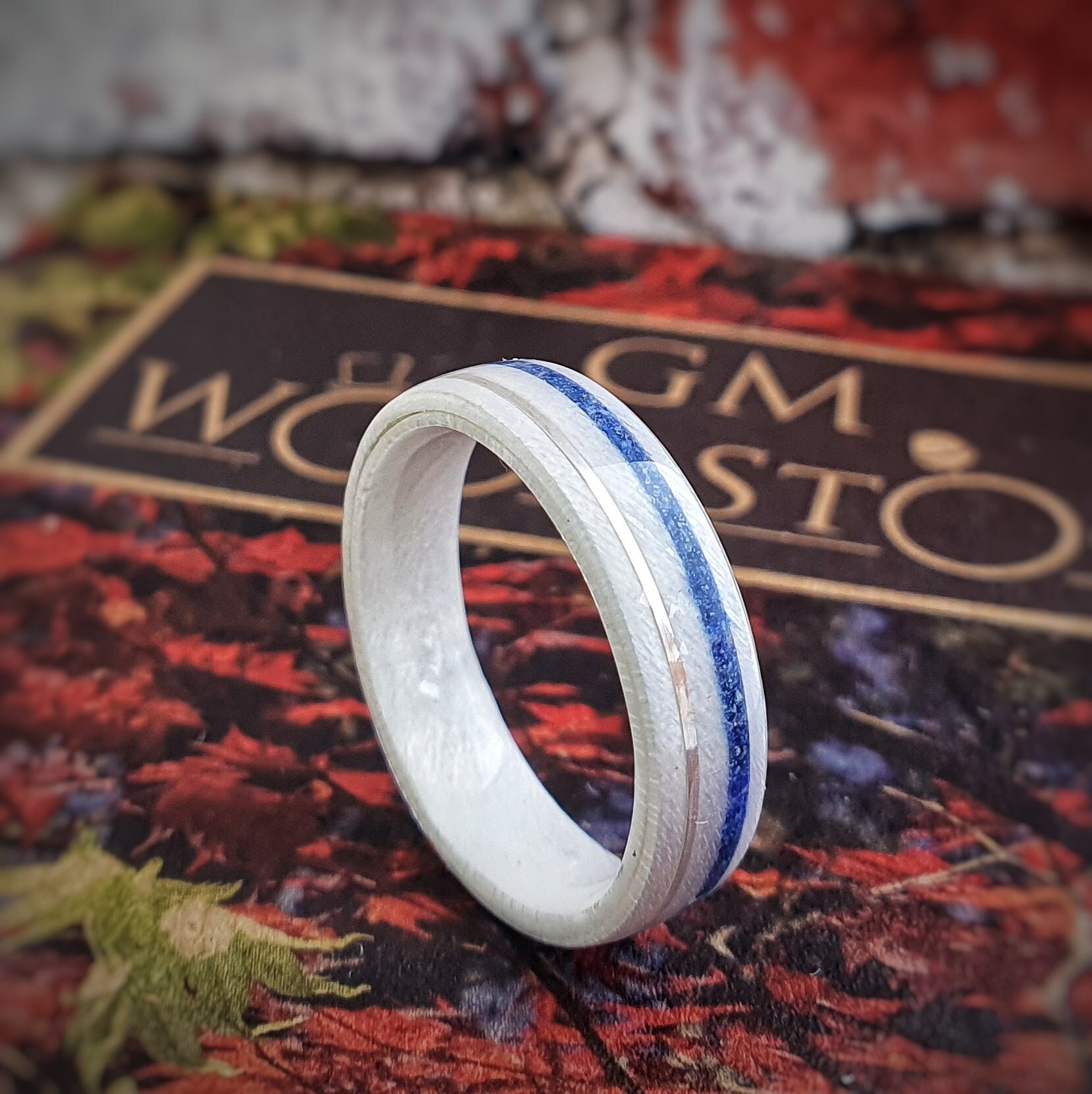 Weißer Vogelaugenahorn Ring Mit Lapis Lazuli - Handgemachte Schmuck & Silberdrahteinlage Weißer Vogelaugenahorn Ring Mit Lapis Lazuli - Handgemachte Schmuck & Silberdrahteinlage von GMWoodStock
