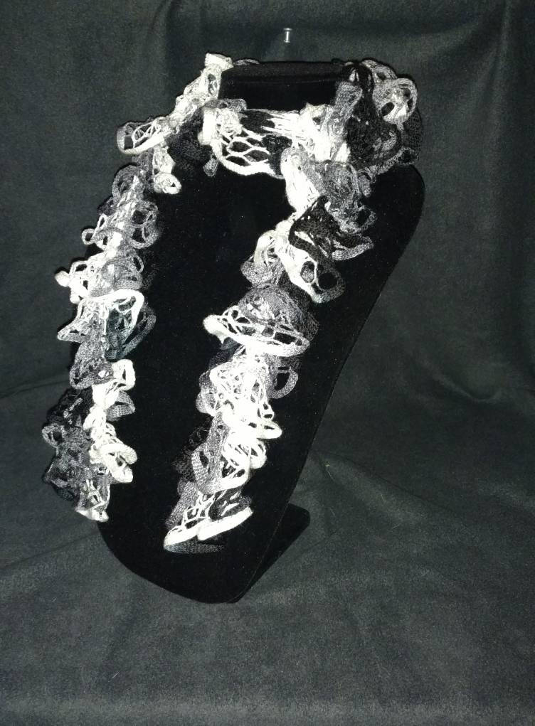Handgemachte Gestrickte Schwarz Weiß Und Grau Schal von GMarshallArts