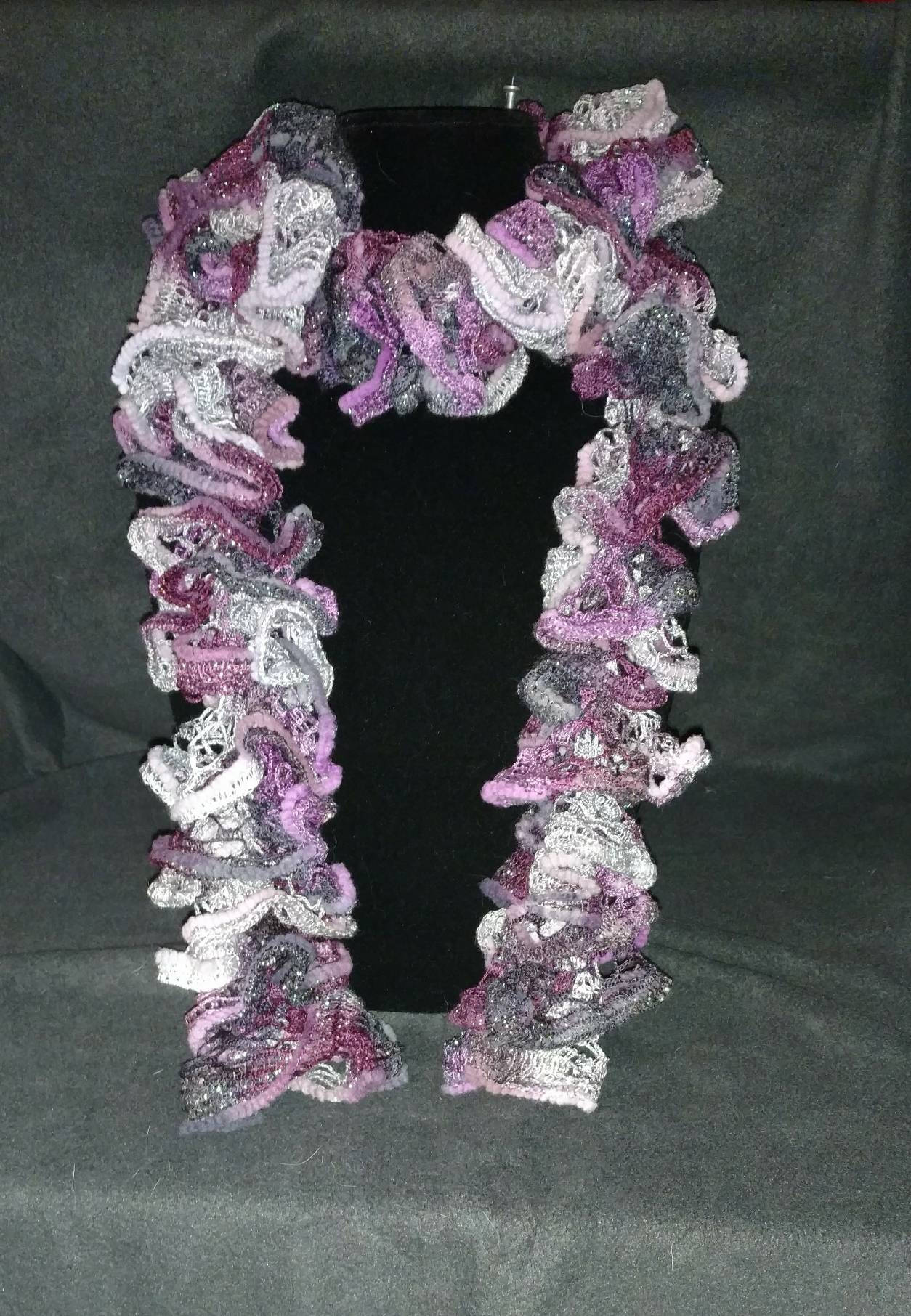 Lange Handgemachte Gestrickte Rosa, Grau, Weiß Und Lila Schal Lange Handgemachte Gestrickte Rosa, Grau, Weiß Und Lila Schal von GMarshallArts