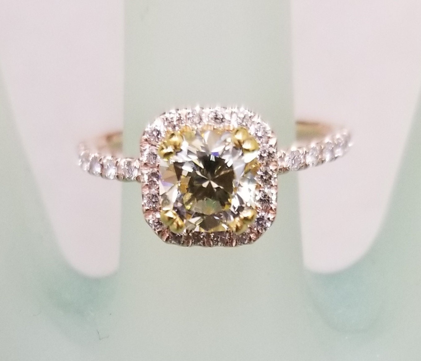 14 Karat Rose Gold Egl .93Pts. Natürliche Licht Gelb Diamant-Halo-Ring 14 Karat Rose Gold Egl .93Pts. Natürliche Licht Gelb Diamant-Halo-Ring von GMSJewelryLA