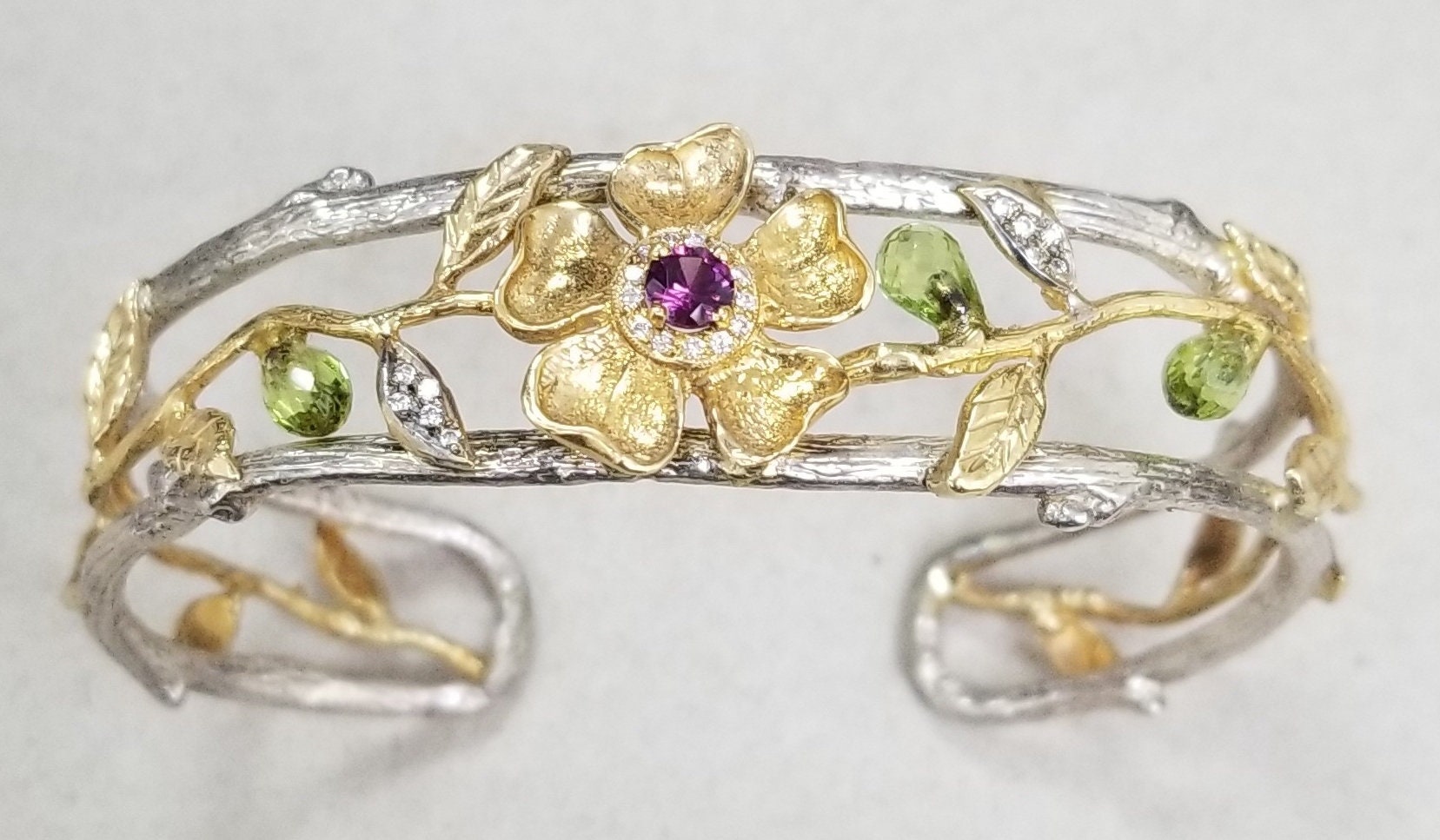 18 Karat Gelbgold Und Silber Rinde Blumendiamant Juwelenbesetzte Manschette 18 Karat Gelbgold Und Silber Rinde Blumendiamant Juwelenbesetzte Manschette von GMSJewelryLA
