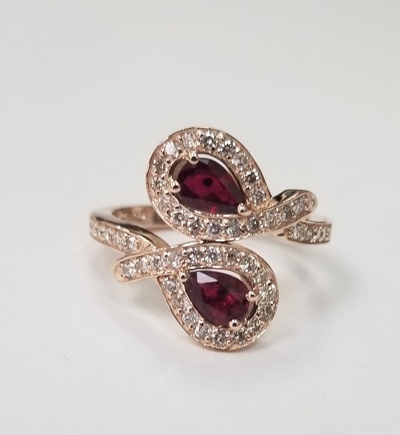 Ring Aus 14 Karat Roségold Mit Rubin Und Diamant Ring Aus 14 Karat Roségold Mit Rubin Und Diamant von GMSJewelryLA
