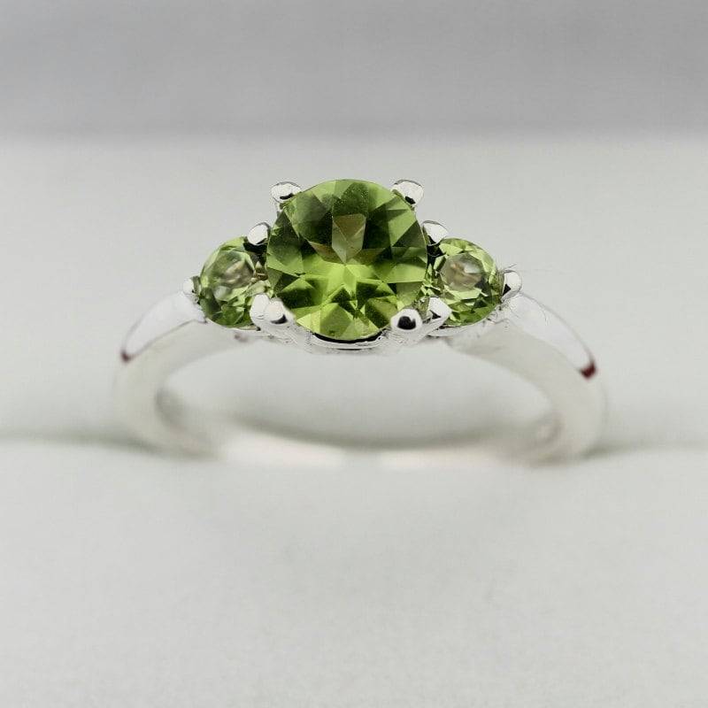 3 Steine 1, 25 Cts Natürliche Grüne Peridot Solide 14K White Gold Ring von GNGJewel
