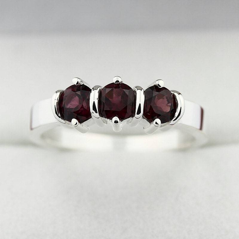 3 Steine Natürlichen Rot Violett Rhodolite Granat Solide 14K White Gold Ring von GNGJewel