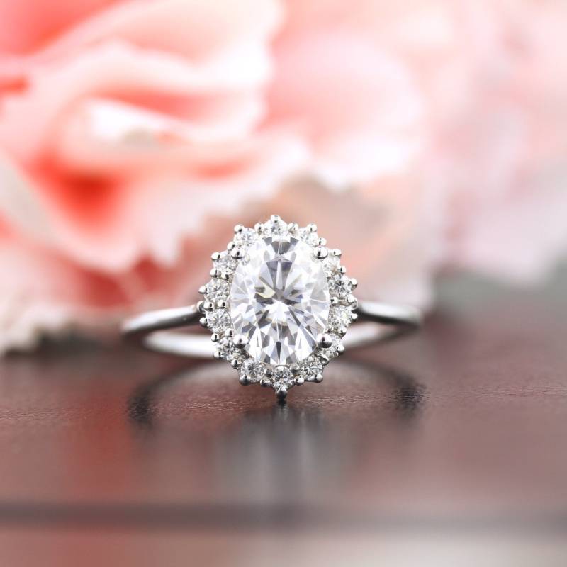 8x6mm Für Immer Ein Moissanit Farblos | Def Und Diamant Halo Verlobungsring Band Set in 14K Weißgold St82717 von GNGJewel