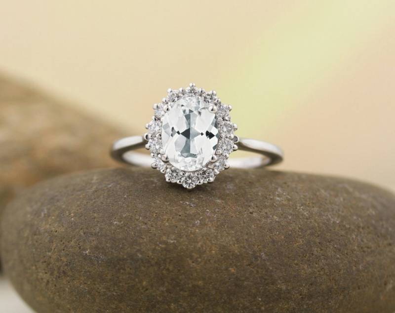 8x6mm Ovaler Natürlicher Weißtopas Und Diamant Halo Verlobungsring Band Set in 14K Weiß Gold St82717 von GNGJewel