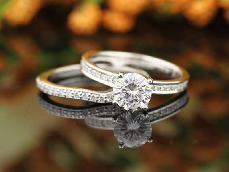 Certified Forever One Moissanit Near Colorless Verlobungsring & Diamant Ehering in 14K Weißgold, Gem1474 von GNGJewel