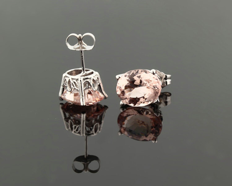 Echte Morganit Schriftrolle Ohrringe® 14K Weiß Gold Ohrstecker 8x6mm Oval Post Ohrringe von GNGJewel