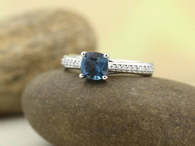 Natürliche Aaa-6mm Kissenschliff London Blau Topas Solide 14 K Weiß Gold Diamant Verlobungsring Set-st82823-1048 von GNGJewel