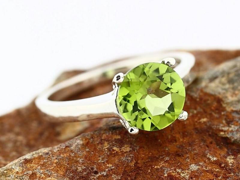 Natürliche Grüne Peridot Solide 14K Weißgold Ring von GNGJewel