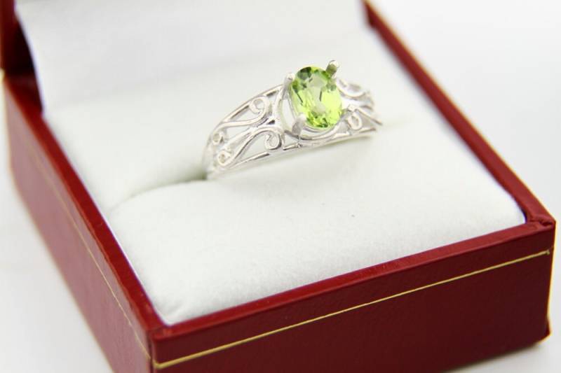 Natürliche Grüne Peridot Solide 14K White Gold Diamond Ring von GNGJewel