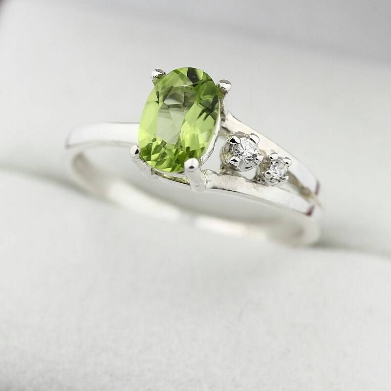 Natürliche Grüne Peridot Solide 14K White Gold Diamond Ring von GNGJewel