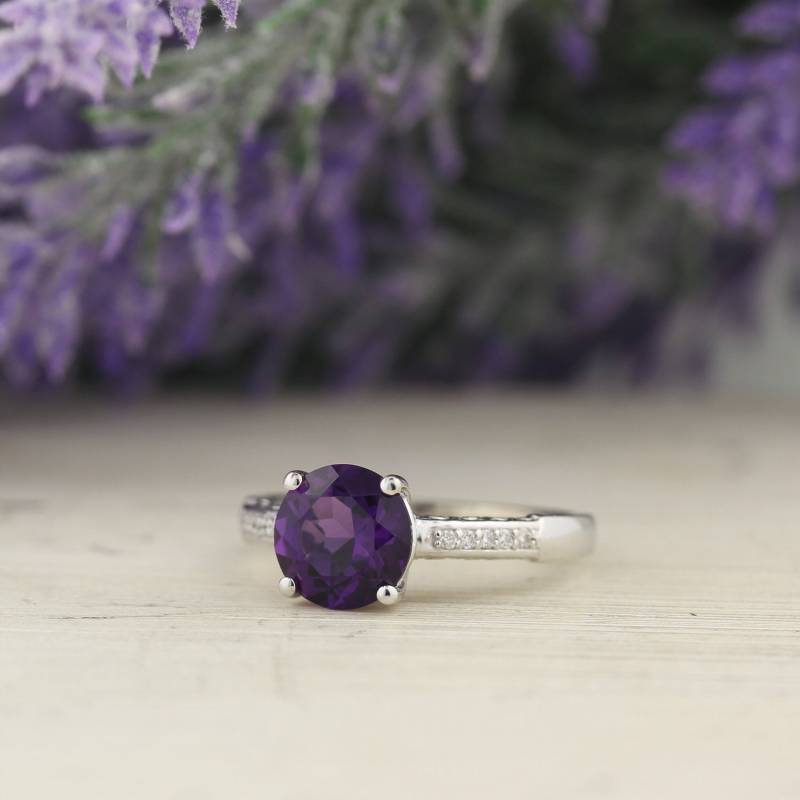 Natürliche Runde 8mm Lila Amethyst Solide 14K Weißgold Diamant Verlobungsring Set - St233444-1027 von GNGJewel