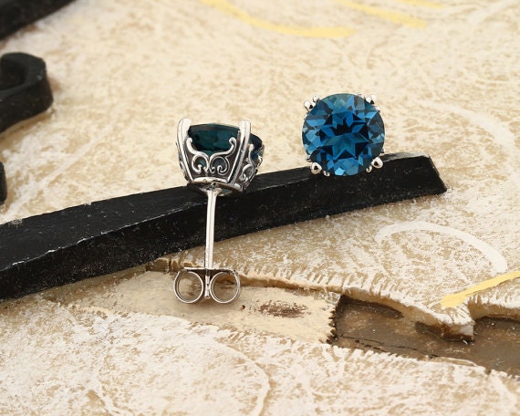 Paar 14K Weiß/Gelbgold Aaa Runde Natürliche Echte Londoner Blaue Topas Push Back Vintage Schriftrolle Ohrringe, Zeitlich Begrenztes Angebot P128 von GNGJewel