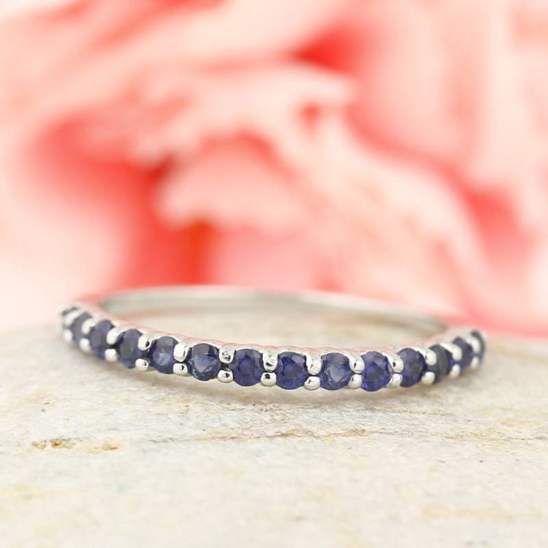 Stapelbare Halbe Ewigkeit Blau Saphir Hochzeit Band Ring in 14 K Weiß, Rose Oder Gelbgold St233988 von GNGJewel