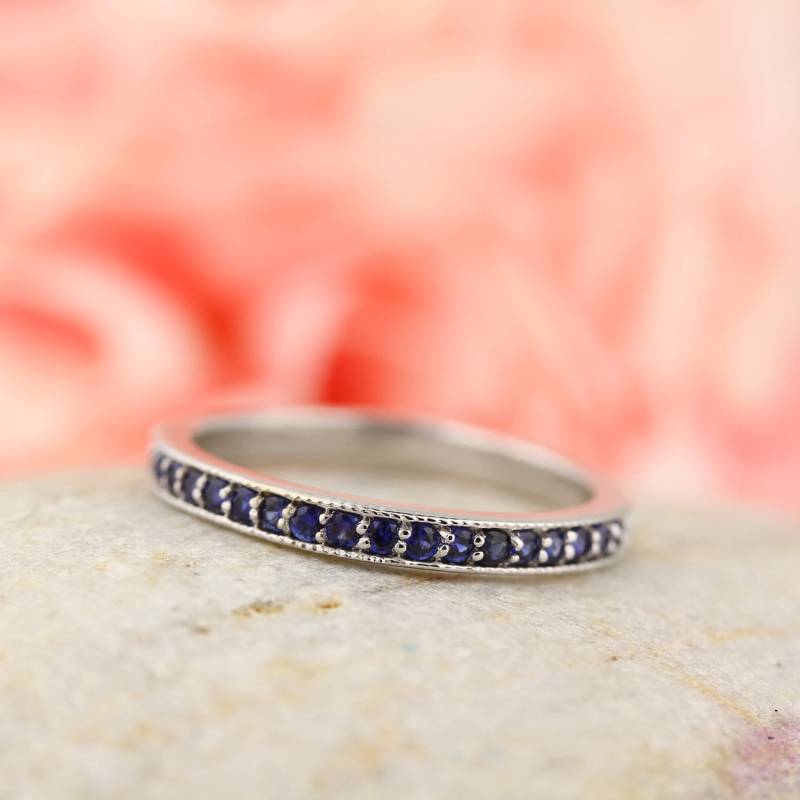 Stapelbare Halbe Ewigkeit Blau Saphir Milgrain Ehering in 14 K Weiß, Rose Oder Gelbgold St233025-1482 von GNGJewel