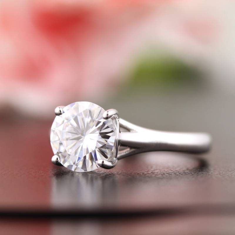 Zertifizierte 2Ct Für Immer Ein Moissanite Verlobungsring, Runde Brillant Geschnitten Diamant Simulant Ehering in Solid 14K Weißgold - Gem1291 von GNGJewel