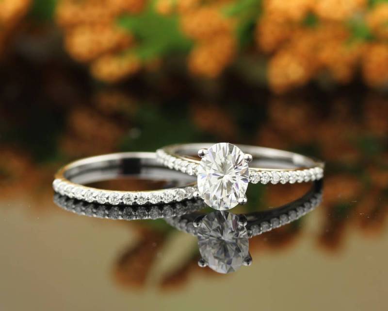 Zertifiziertes 2.00 Ct 9x7mm Forever One Moissanit | Ghi Verlobungsring Set, Diamant Ehering Set in 14K Weißgold Gem1446 von GNGJewel