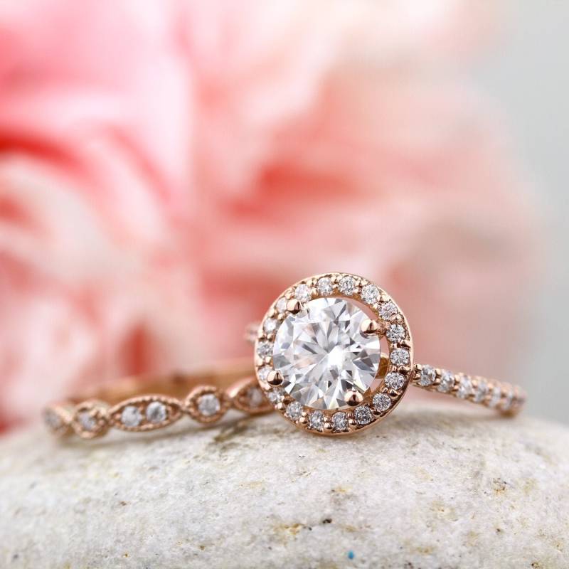 Zertifiziertes 7mm Forever One Moissanit Verlobungsring Set, Diamant Hochzeit Floral Style Mit Art Deco Band in 14K Rose Gold Gem1445 von GNGJewel