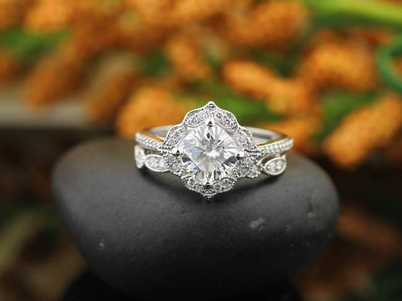 Zertifiziertes Forever Moissanit Verlobungsring Set, Diamant Hochzeit Set Vintage Floral Art Deco Ring in 14K Weiß Gold Gem1224 von GNGJewel