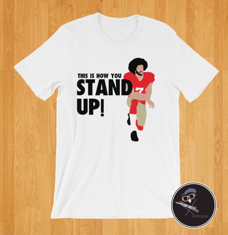Colin Kaepernick - This Is How You Stand Up Still With Kap- Kostenloser Versand Innerhalb Der Usa von GNODpop