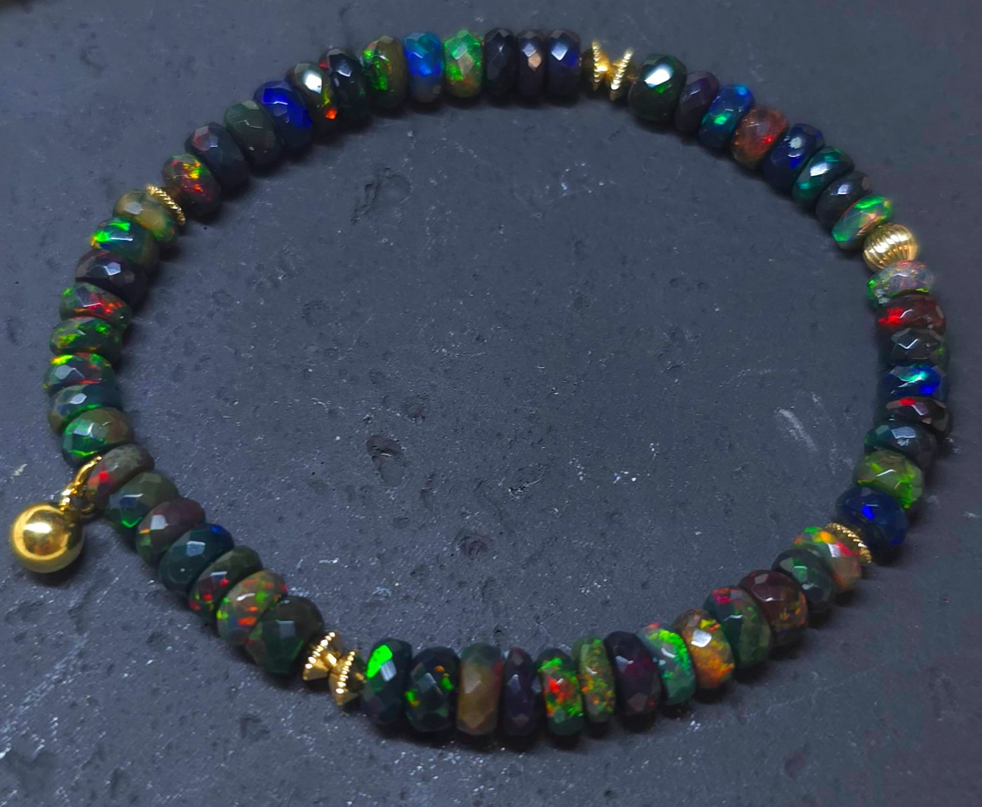 GOLDEN Armband Schwarzer Opal Armband, zierliches Stacking Armband, Geschenk für Sie GOLDEN Armband Schwarzer Opal Armband, zierliches Stacking Armband, Geschenk für Sie von GOLDEN