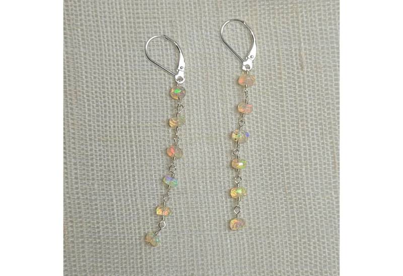 GOLDEN Paar Ohrhänger Lange 14k Gold Filled Kettenohrringe mit Leuchtender äthiopischer Opal GOLDEN Paar Ohrhänger Lange 14k Gold Filled Kettenohrringe mit Leuchtender äthiopischer Opal von GOLDEN