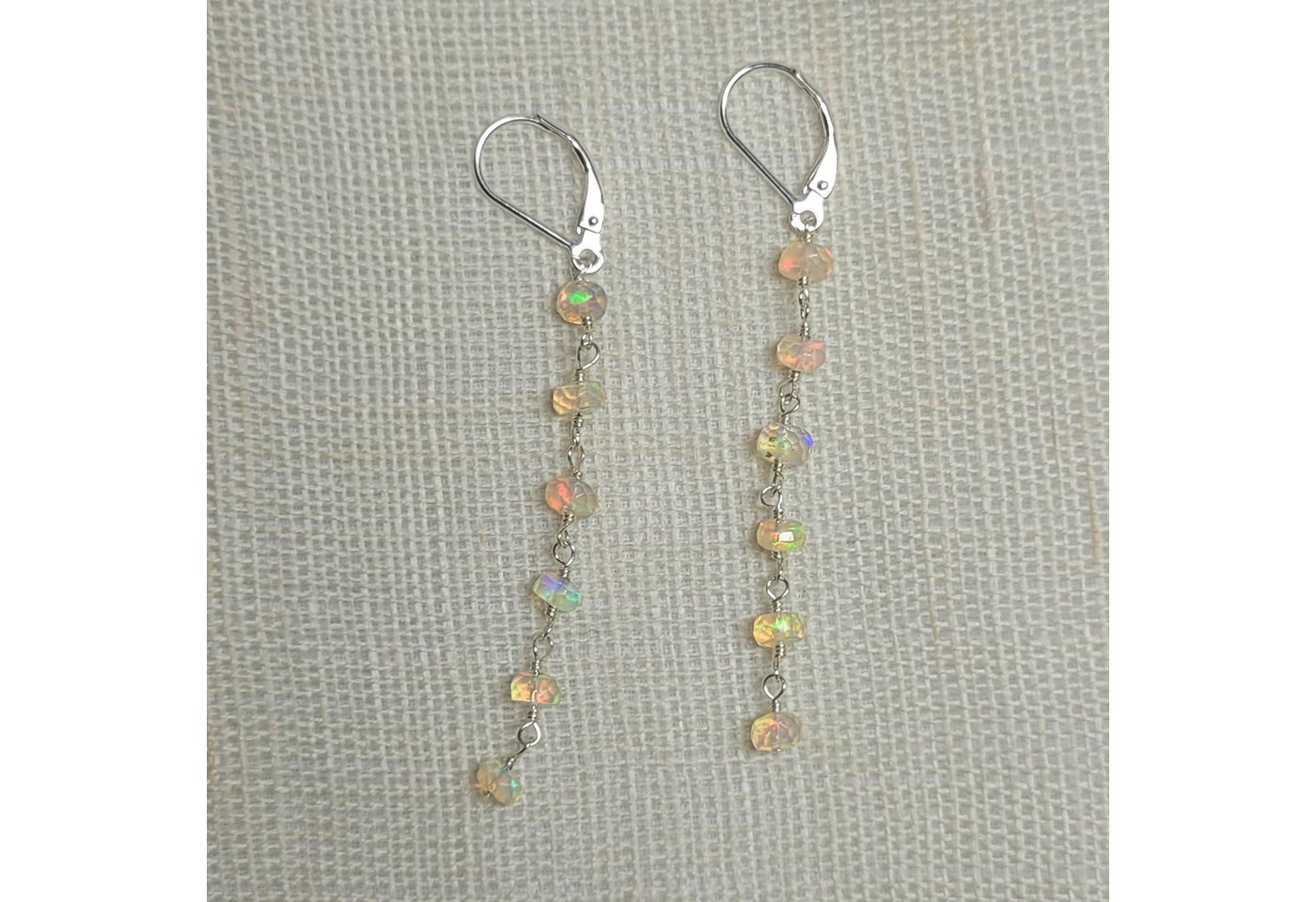 GOLDEN Paar Ohrhänger Lange 14k Gold Filled Kettenohrringe mit Leuchtender äthiopischer Opal GOLDEN Paar Ohrhänger Lange 14k Gold Filled Kettenohrringe mit Leuchtender äthiopischer Opal von GOLDEN