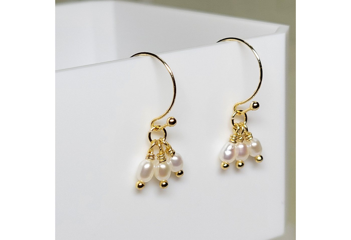 GOLDEN Perlenohrringe Zarte Ohrringe mit kleinen Perlen, Boho Ohrringe hängend mit Perlen von GOLDEN