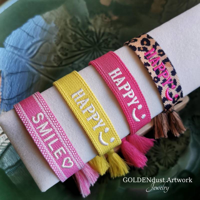 Happy Smile Besticktes Stoffarmband Damen Mit Spruch Gelb Rosa Leomuster, Gewebtes Statement Armband Stoff, Farbige Trend Armbänder Quasten von GOLDENdustArtwork