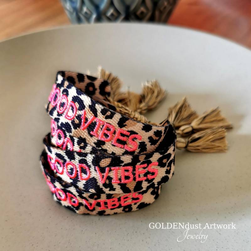 Good Vibes Besticktes Stoffarmband Leomuster Neonpink, Gewebtes Festival Party Armband Aus Stoff Mit Quasten Im Bohemian Style Für Frauen von GOLDENdustArtwork