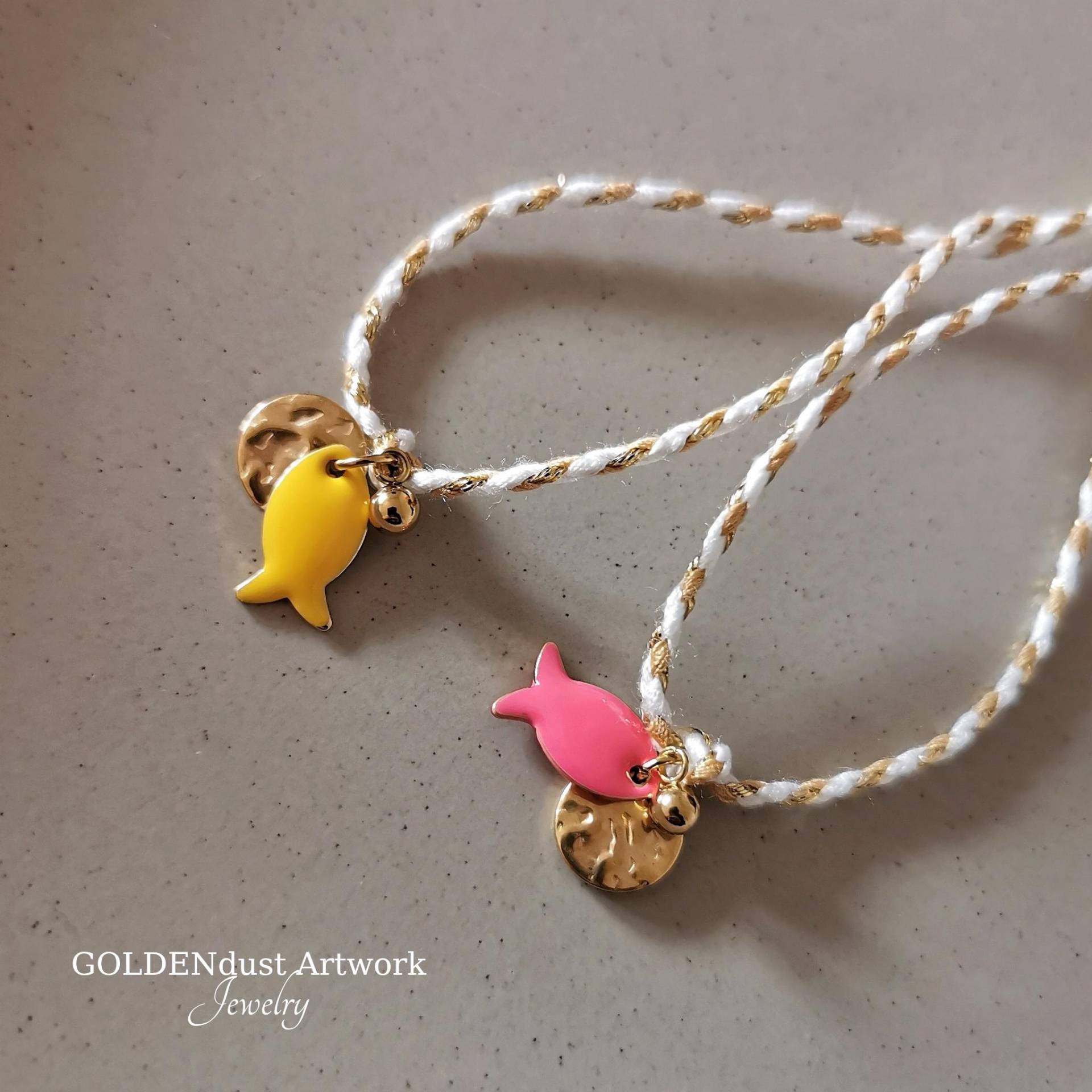 Fisch Armband Golden, Verstellbares Stoffarmband Pink Gelb, Filigranes Armbändchen Im Boho Ibiza Schmuck Style, Glücksarmband Hochwertig Fisch Armband Golden, Verstellbares Stoffarmband Pink Gelb, Filigranes Armbändchen Im Boho Ibiza Schmuck Style, Glücksarmband Hochwertig von GOLDENdustArtwork