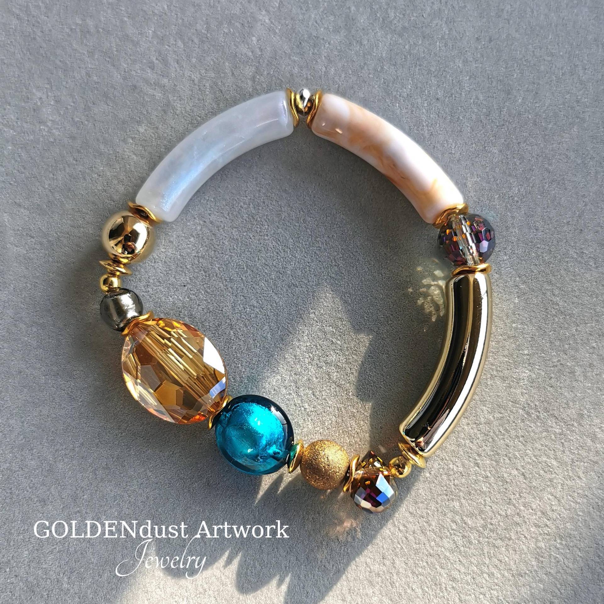 Flexibler Armreif Beige Blau Gold Für Damen, Funkelndes Retro Design Aus Kristallglas Acryl, Statement Armband Abend Outfit Flexibler Armreif Beige Blau Gold Für Damen, Funkelndes Retro Design Aus Kristallglas Acryl, Statement Armband Abend Outfit von GOLDENdustArtwork