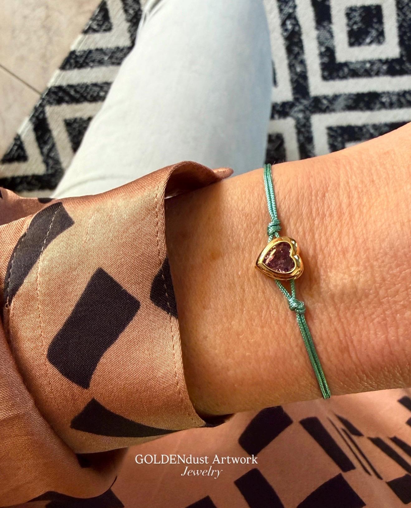 Herz Armband Golden, Verstellbares Feines Nylonarmband Farbauswahl Mit Farbigen Herzen, Filigranes Jga Armbändchen, Hochwertiger Modeschmuck Herz Armband Golden, Verstellbares Feines Nylonarmband Farbauswahl Mit Farbigen Herzen, Filigranes Jga Armbändchen, Hochwertiger Modeschmuck von GOLDENdustArtwork