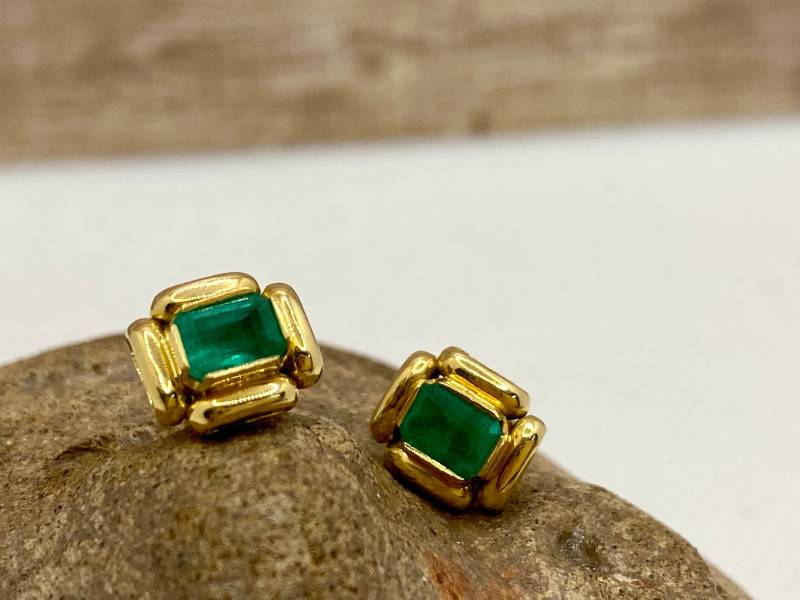 18K Gelb Massivgold Und Smaragd Ohrstecker Push Back Ohrringe Set von GOLDKNOX