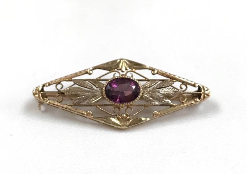 Antike 10K Gelbgold Brosche Lila Amethyst Anstecknadel Antike 10K Gelbgold Brosche Lila Amethyst Anstecknadel von GOLDKNOX