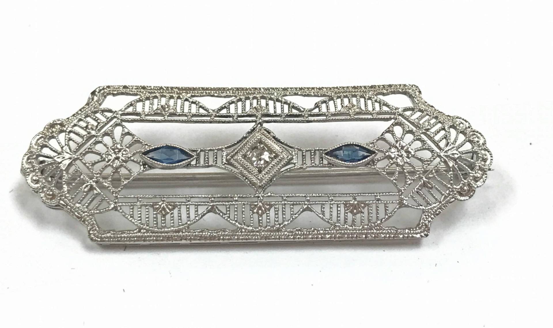 Art Deco 14K Weißgold Diamant Und Blau Saphir Filigrane Brosche/Pin Art Deco 14K Weißgold Diamant Und Blau Saphir Filigrane Brosche/Pin von GOLDKNOX