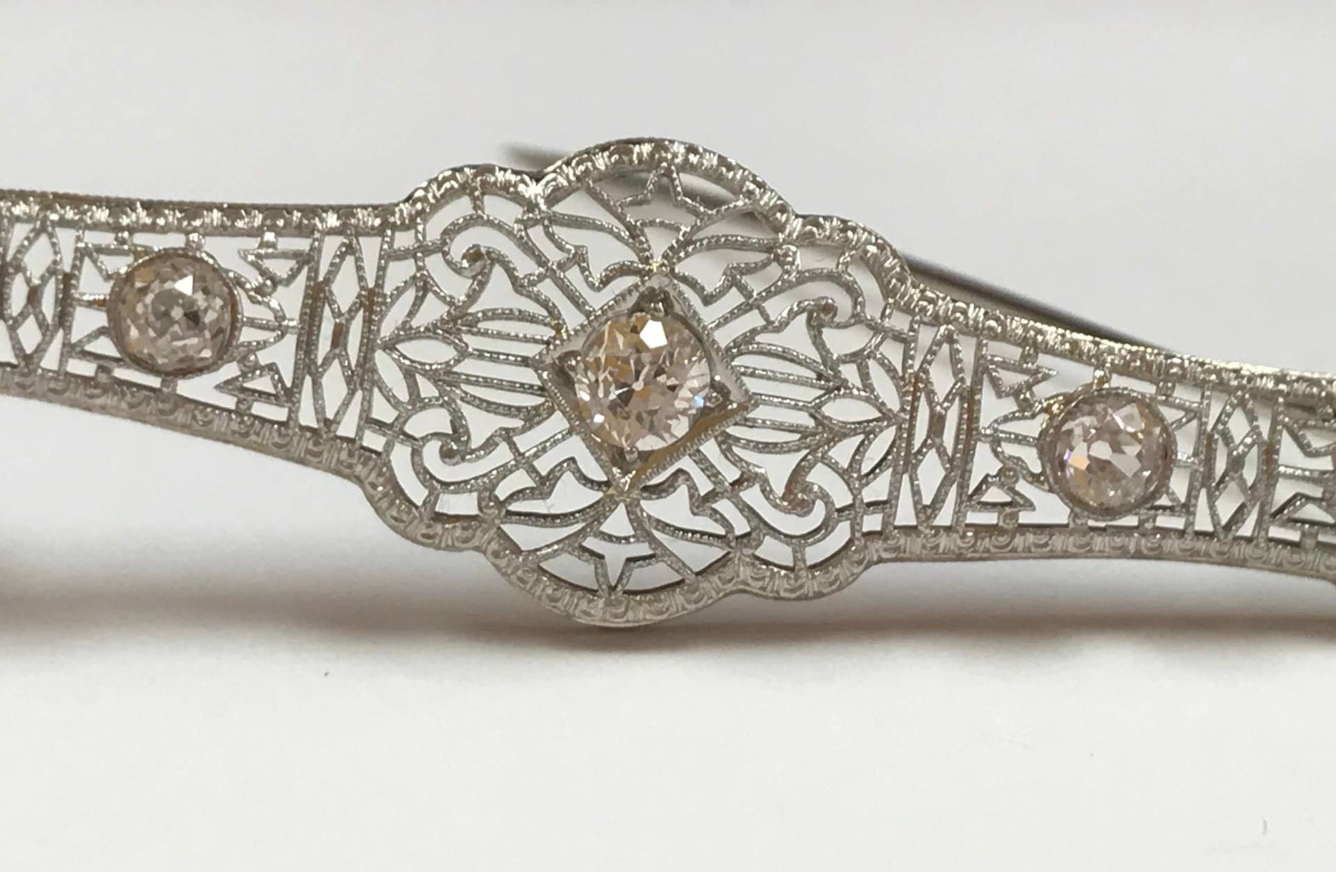 Nachlass 14K Weißgold Art Deco Filigran Und Diamant Pin Nachlass 14K Weißgold Art Deco Filigran Und Diamant Pin von GOLDKNOX