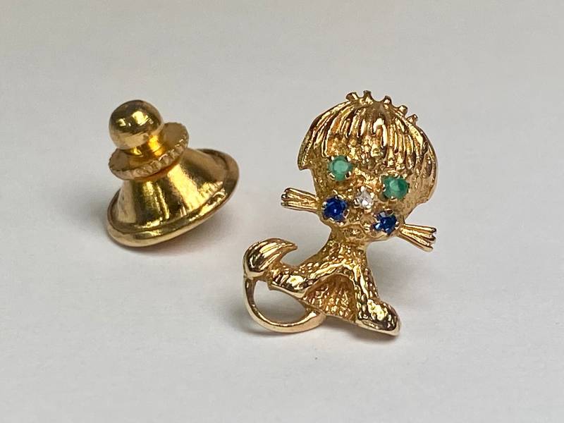 Vintage 14K Gelb Gold Smaragd, Saphir & Diamant Baby Lion Pin von GOLDKNOX