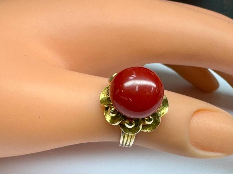 Vintage Nachlass 14K Gelbgold Floral Gestaltet Und Rote Koralle Frauen Statement Ring von GOLDKNOX