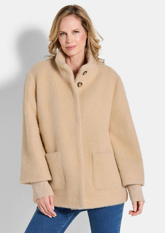 GOLDNER Outdoorjacke Kurzgröße: Flauschiger Kurzmantel mit Stehkragen Flauschjacke mit aufgesetzten Taschen, Druckknopfleiste und Langarm von GOLDNER