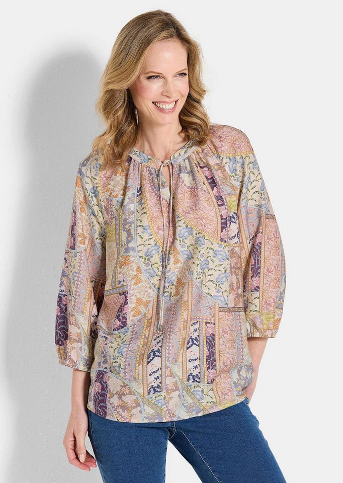 GOLDNER Schlupfbluse Kurzgröße: Luftige Patch-Druck-Bluse mit 3/4-Arm Viskosebluse mit Rundhalsausschnitt, Schlitz und Bindeband von GOLDNER