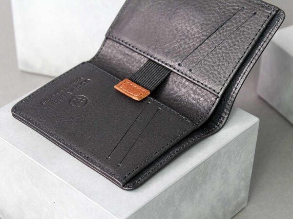 GOOD WILHELM Flache Geldbörse GUSTAV mit Scheinfach aus vegetabil gegerbtem Leder von GOOD WILHELM