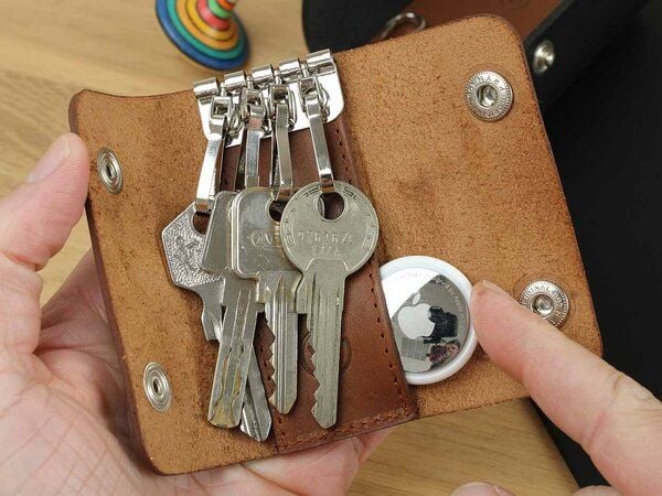 GOOD WILHELM Hochwertiges Schlüsseletui aus pflanzlich gegerbtem Leder – Made in Germany, für 4 oder 6 Schlüssel, mit AirTag-Fach von GOOD WILHELM